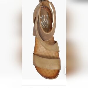 Molly Miz Mooz Tan Sandals Size 40/ 9-9.5usa